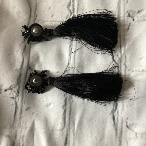 VINTAGE RARE FIND EARRINGS (PREOWNED ) - Picture 2 of 2